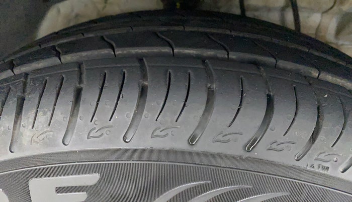 2022 Mahindra XUV300 W8 1.2 PETROL, Petrol, Manual, 4,932 km, Right Front Tyre Tread