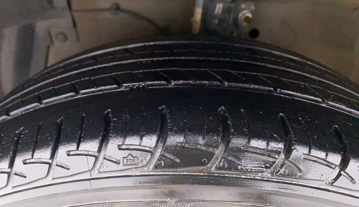 2015 Maruti Ciaz VXI PLUS, Petrol, Manual, 64,094 km, Left Front Tyre Tread