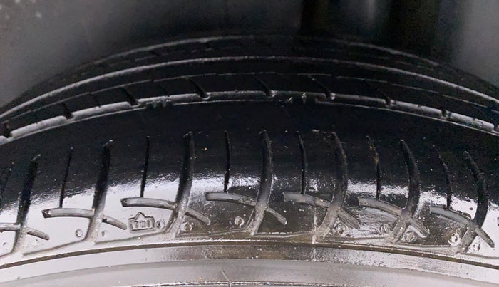 2015 Maruti Ciaz VXI PLUS, Petrol, Manual, 64,094 km, Left Rear Tyre Tread