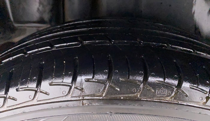 2015 Maruti Ciaz VXI PLUS, Petrol, Manual, 64,094 km, Right Rear Tyre Tread
