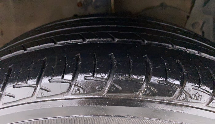 2015 Maruti Ciaz VXI PLUS, Petrol, Manual, 64,094 km, Right Front Tyre Tread