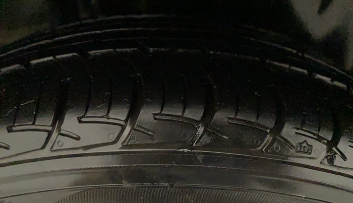 2018 Maruti Ciaz DELTA AT 1.5 SHVS PETROL, Petrol, Automatic, 40,409 km, Right Front Tyre Tread