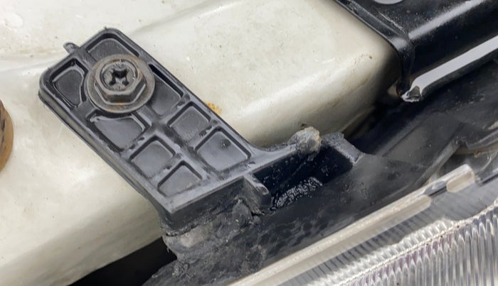 2015 Maruti Swift LXI D, Petrol, Manual, 41,648 km, Left headlight - Clamp has minor damage