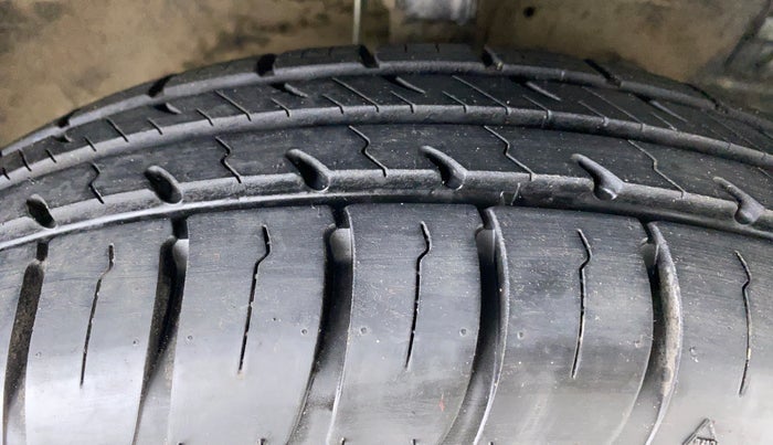 2015 Maruti Swift LXI D, Petrol, Manual, 41,648 km, Right Front Tyre Tread