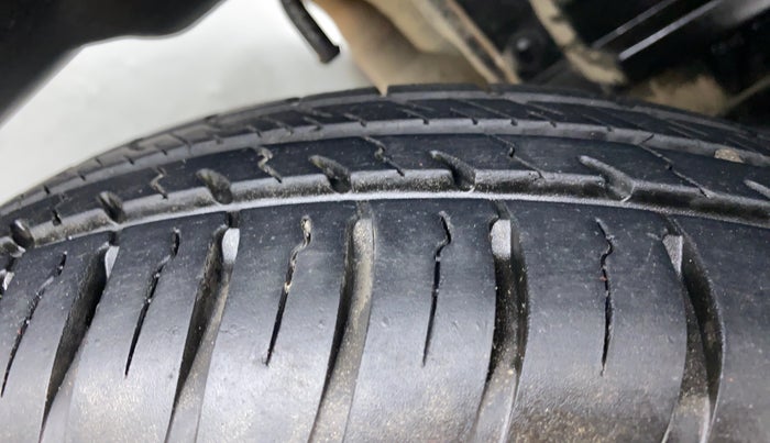 2015 Maruti Swift LXI D, Petrol, Manual, 41,648 km, Right Rear Tyre Tread