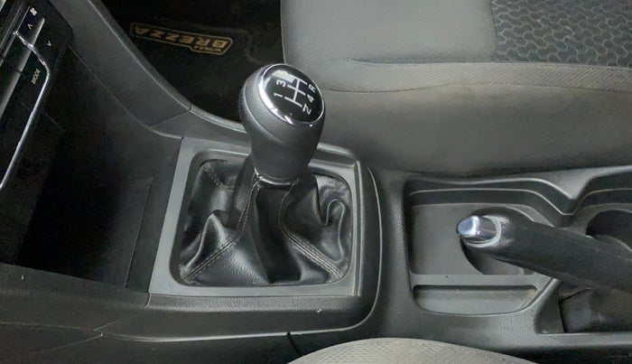 2016 Maruti Vitara Brezza ZDI PLUS, Diesel, Manual, 1,37,772 km, Gear lever - Boot Cover minor damage