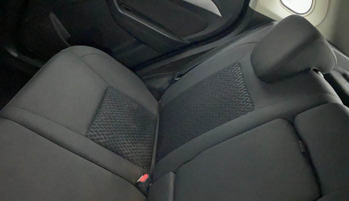 2016 Maruti Vitara Brezza ZDI PLUS, Diesel, Manual, 1,37,772 km, Second-row right seat - Cover slightly stained