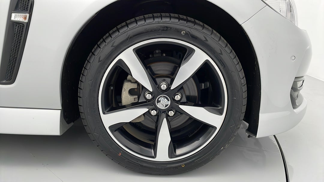 2016 Holden Commodore Sv6 Black Edition, Automatic, 55128 km, Right Front Wheel