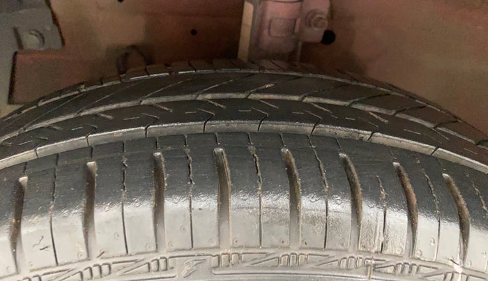 2014 Maruti Swift VDI, Diesel, Manual, 1,02,174 km, Right Front Tyre Tread