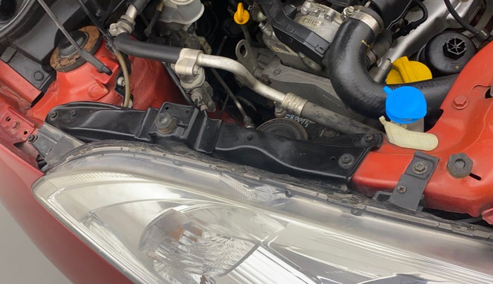 2014 Maruti Swift VDI, Diesel, Manual, 1,02,174 km, Right headlight - Clamp has minor damage
