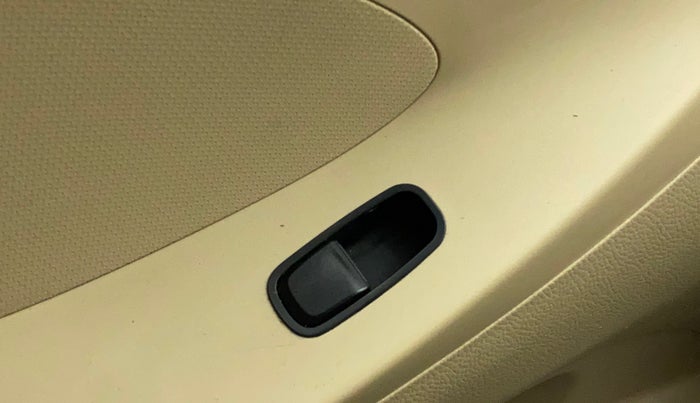 2014 Hyundai Eon ERA +, Petrol, Manual, 54,328 km, Left front window switch / handle - Switch/handle not functional