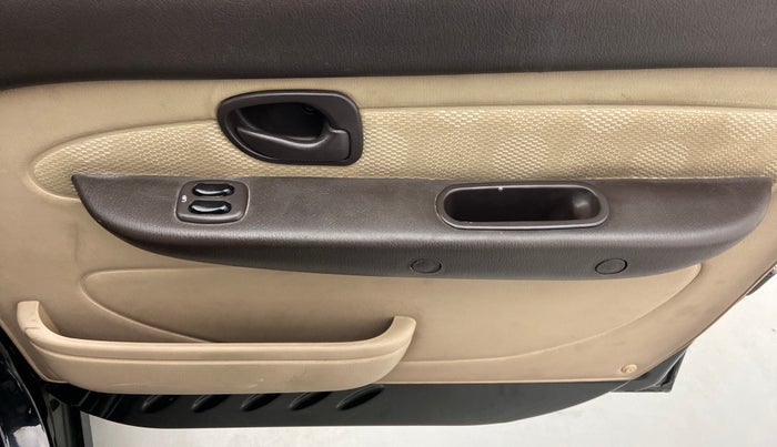 2010 Hyundai Santro Xing GLS, Petrol, Manual, 76,387 km, Driver Side Door Panels Control