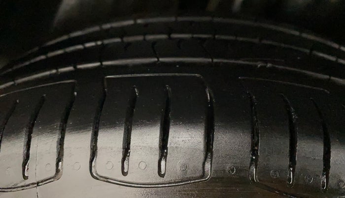 2015 Volkswagen Vento HIGHLINE 1.6 MPI, Petrol, Manual, 56,995 km, Right Rear Tyre Tread