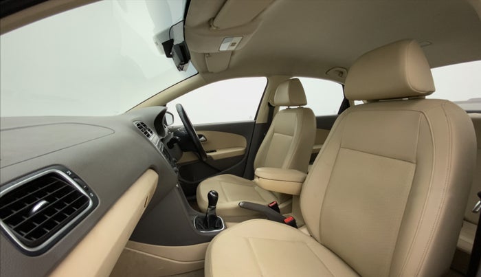 2015 Volkswagen Vento HIGHLINE 1.6 MPI, Petrol, Manual, 56,995 km, Right Side Front Door Cabin