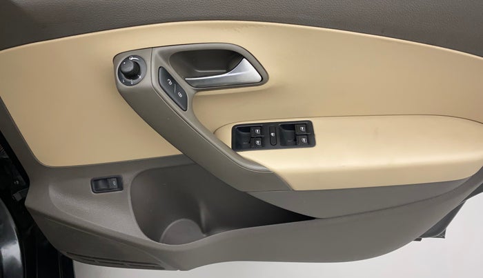 2015 Volkswagen Vento HIGHLINE 1.6 MPI, Petrol, Manual, 56,995 km, Driver Side Door Panels Control