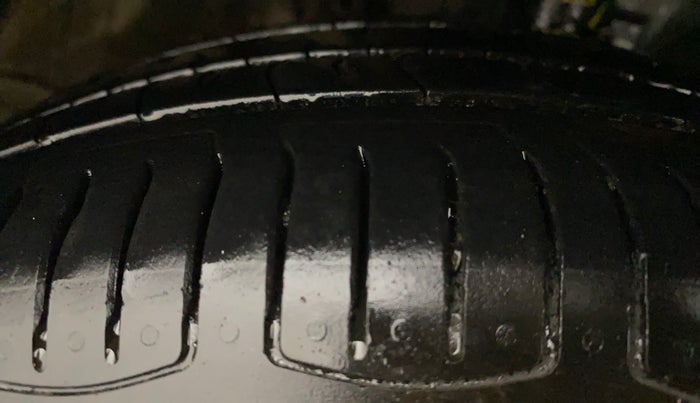 2015 Volkswagen Vento HIGHLINE 1.6 MPI, Petrol, Manual, 56,995 km, Right Front Tyre Tread