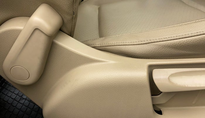 2015 Volkswagen Vento HIGHLINE 1.6 MPI, Petrol, Manual, 56,995 km, Driver Side Adjustment Panel