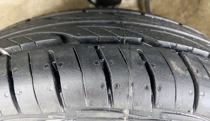 2015 Maruti Alto 800 LXI, Petrol, Manual, 49,139 km, Left Front Tyre Tread