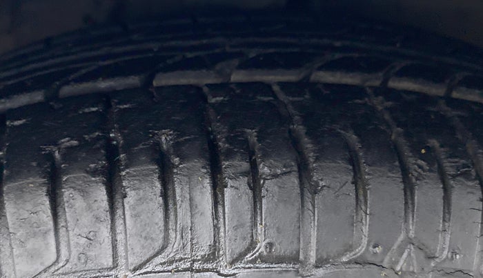 2014 Hyundai i10 SPORTZ 1.1, Petrol, Manual, 24,876 km, Right Front Tyre Tread