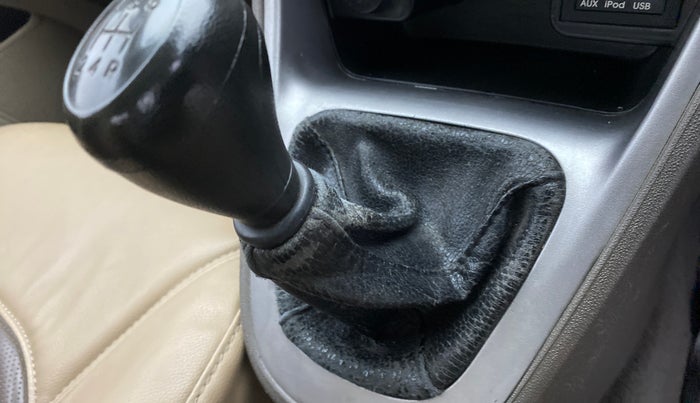 2014 Hyundai i10 SPORTZ 1.1, Petrol, Manual, 24,876 km, Gear lever - Boot cover slightly torn