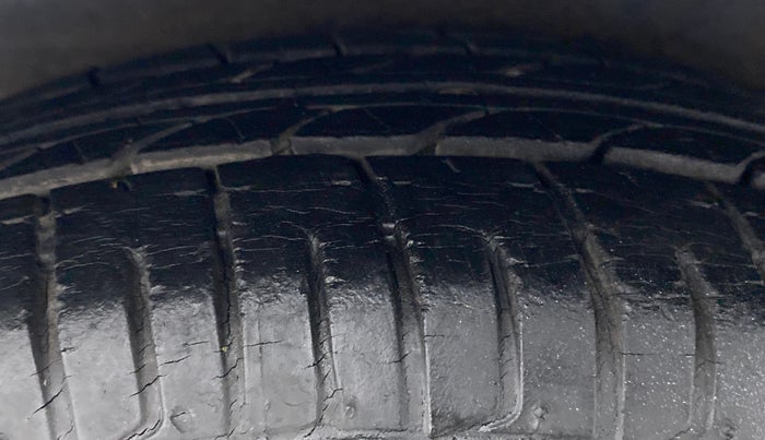 2014 Hyundai i10 SPORTZ 1.1, Petrol, Manual, 24,876 km, Right Rear Tyre Tread