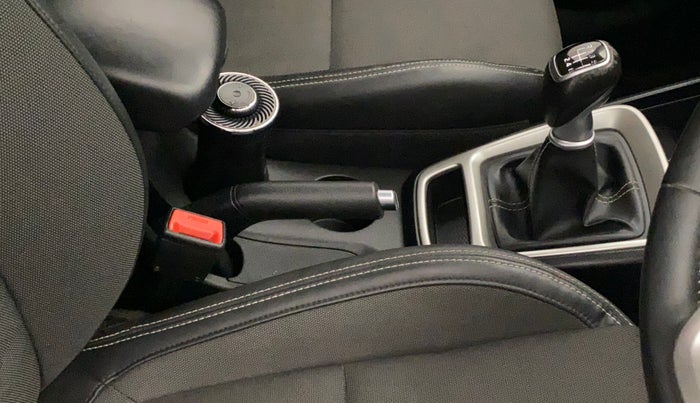 2019 Hyundai VENUE SX 1.0 (O) TURBO, Petrol, Manual, 26,422 km, Gear lever - Knob cover torn