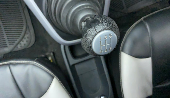 2015 Maruti Ritz ZXI, Petrol, Manual, 25,808 km, Gear lever - Knob has minor damage