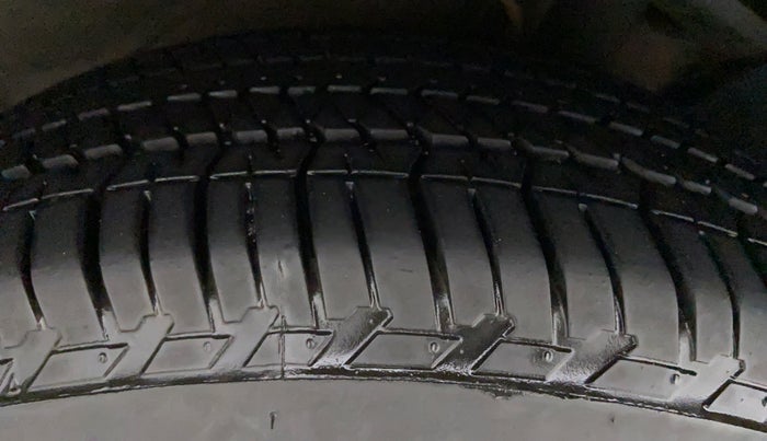 2018 Mahindra XUV500 W9, Diesel, Manual, 45,996 km, Right Rear Tyre Tread