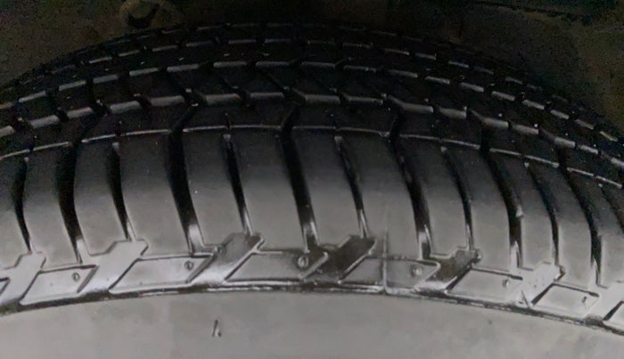 2018 Mahindra XUV500 W9, Diesel, Manual, 45,996 km, Right Front Tyre Tread