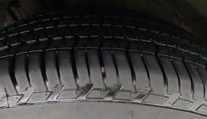 2018 Mahindra XUV500 W9, Diesel, Manual, 45,996 km, Left Front Tyre Tread