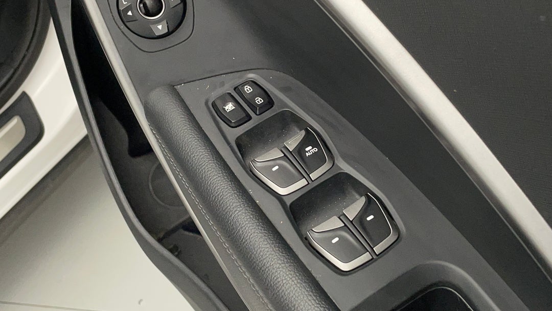 2015 Hyundai Santa Fe Highlander Crdi (4x4), Automatic, 127312 km, Drivers Side Door Panel Controls