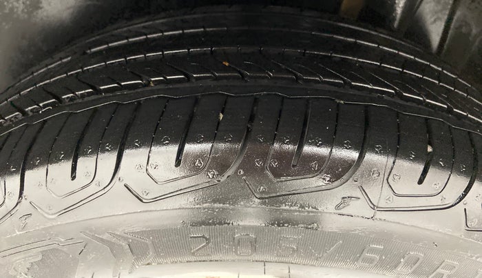 2015 Maruti S Cross ZETA 1.3, Diesel, Manual, 1,52,026 km, Left Rear Tyre Tread