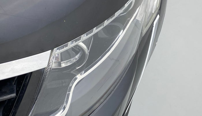 2018 Mahindra XUV500 W11 FWD, Diesel, Manual, 65,340 km, Left headlight - Minor scratches