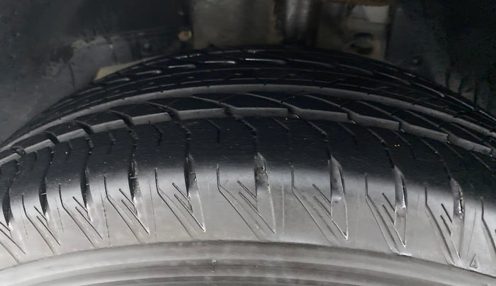 2018 Mahindra XUV500 W11 FWD, Diesel, Manual, 65,340 km, Left Front Tyre Tread