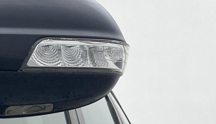 2018 Mahindra XUV500 W11 FWD, Diesel, Manual, 65,340 km, Left rear-view mirror - Indicator light has minor damage