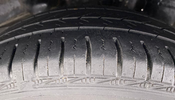 2017 Hyundai Eon MAGNA PLUS, Petrol, Manual, 34,107 km, Left Rear Tyre Tread