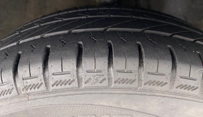 2017 Hyundai Eon MAGNA PLUS, Petrol, Manual, 34,107 km, Right Front Tyre Tread