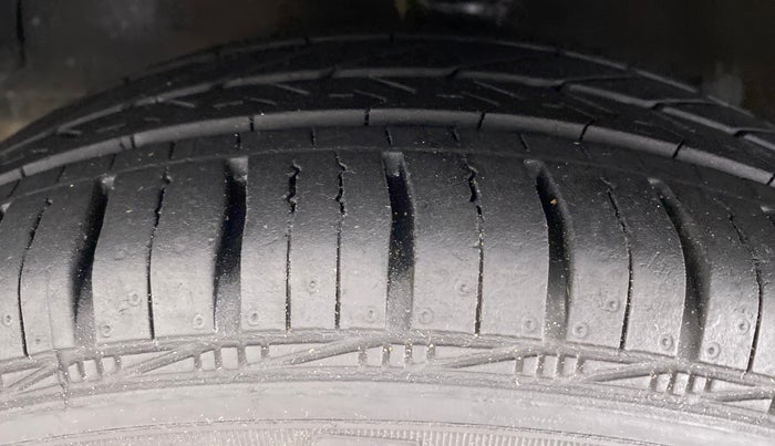 2017 Hyundai Eon MAGNA PLUS, Petrol, Manual, 34,107 km, Left Front Tyre Tread