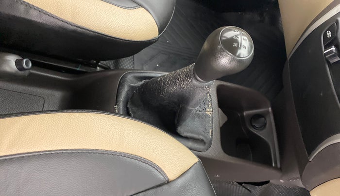2017 Hyundai Eon MAGNA PLUS, Petrol, Manual, 34,107 km, Gear lever - Boot cover slightly torn