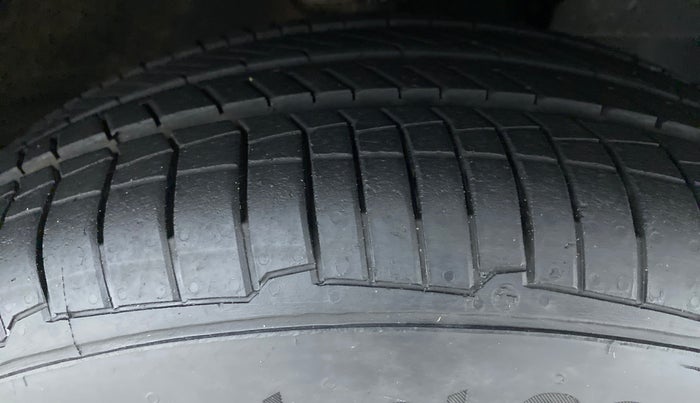 2017 Mahindra Kuv100 K8 D 6 STR, Diesel, Manual, 57,562 km, Right Front Tyre Tread