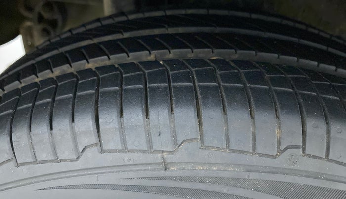 2017 Mahindra Kuv100 K8 D 6 STR, Diesel, Manual, 57,562 km, Right Rear Tyre Tread