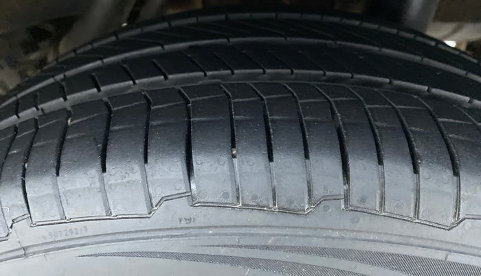 2017 Mahindra Kuv100 K8 D 6 STR, Diesel, Manual, 57,562 km, Left Rear Tyre Tread