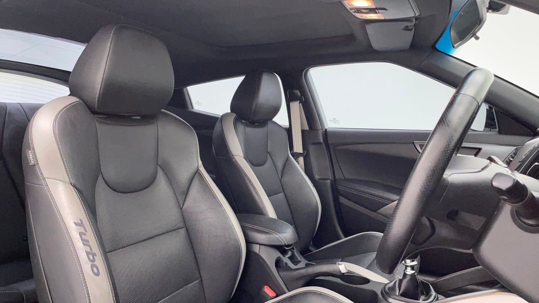 2017 Hyundai Veloster Sr Turbo, Manual, 56951 km, Right Side Front Door Cabin View