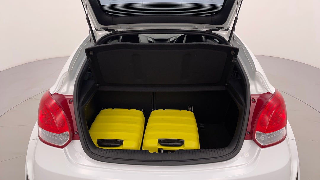 2017 Hyundai Veloster Sr Turbo, Manual, 56951 km, Boot Inside View with Luggage