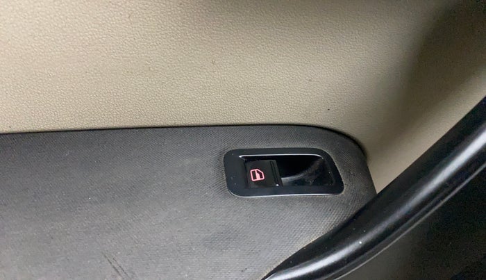 2013 Volkswagen Polo HIGHLINE1.2L DIESEL, Diesel, Manual, 95,429 km, Left front window switch / handle - Power window makes minor noise