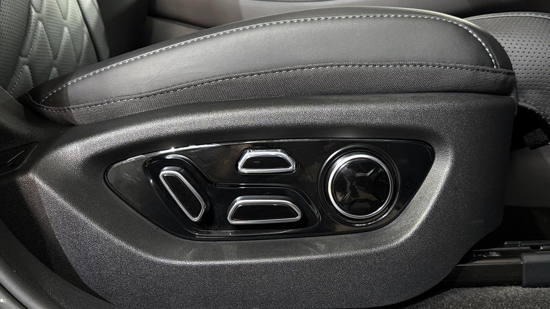 2025 Byd Sealion 7 Premium, Automatic, 1242 km, Drivers Side Adjustment Panel