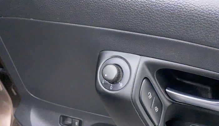 2017 Volkswagen Vento ALLSTAR 1.6, Petrol, Manual, 63,345 km, Right rear-view mirror - ORVM switch has minor damage