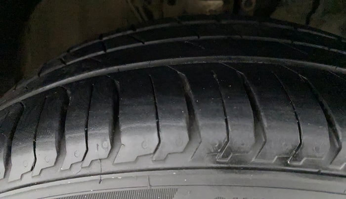 2017 Volkswagen Vento ALLSTAR 1.6, Petrol, Manual, 63,345 km, Right Front Tyre Tread