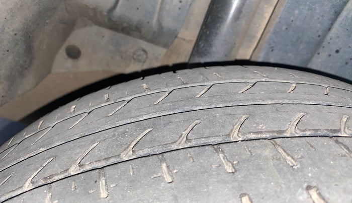 2014 Maruti Ertiga VXI, Petrol, Manual, 74,879 km, Right Rear Tyre Tread