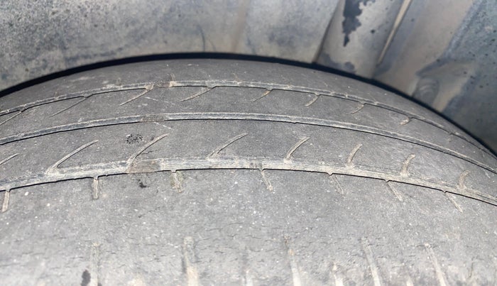2014 Maruti Ertiga VXI, Petrol, Manual, 74,879 km, Left Rear Tyre Tread